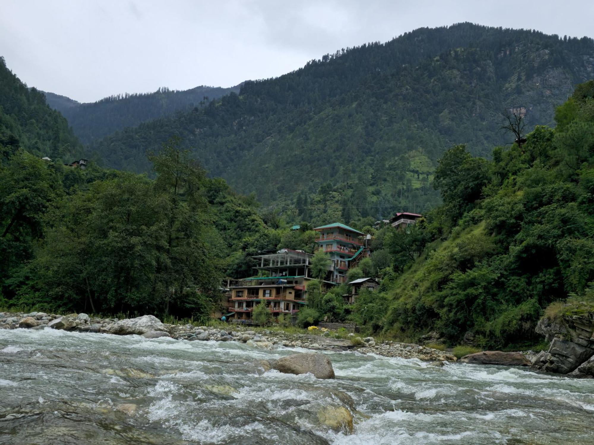 Banjār Sharda Resort-Tirthan Valley מראה חיצוני תמונה