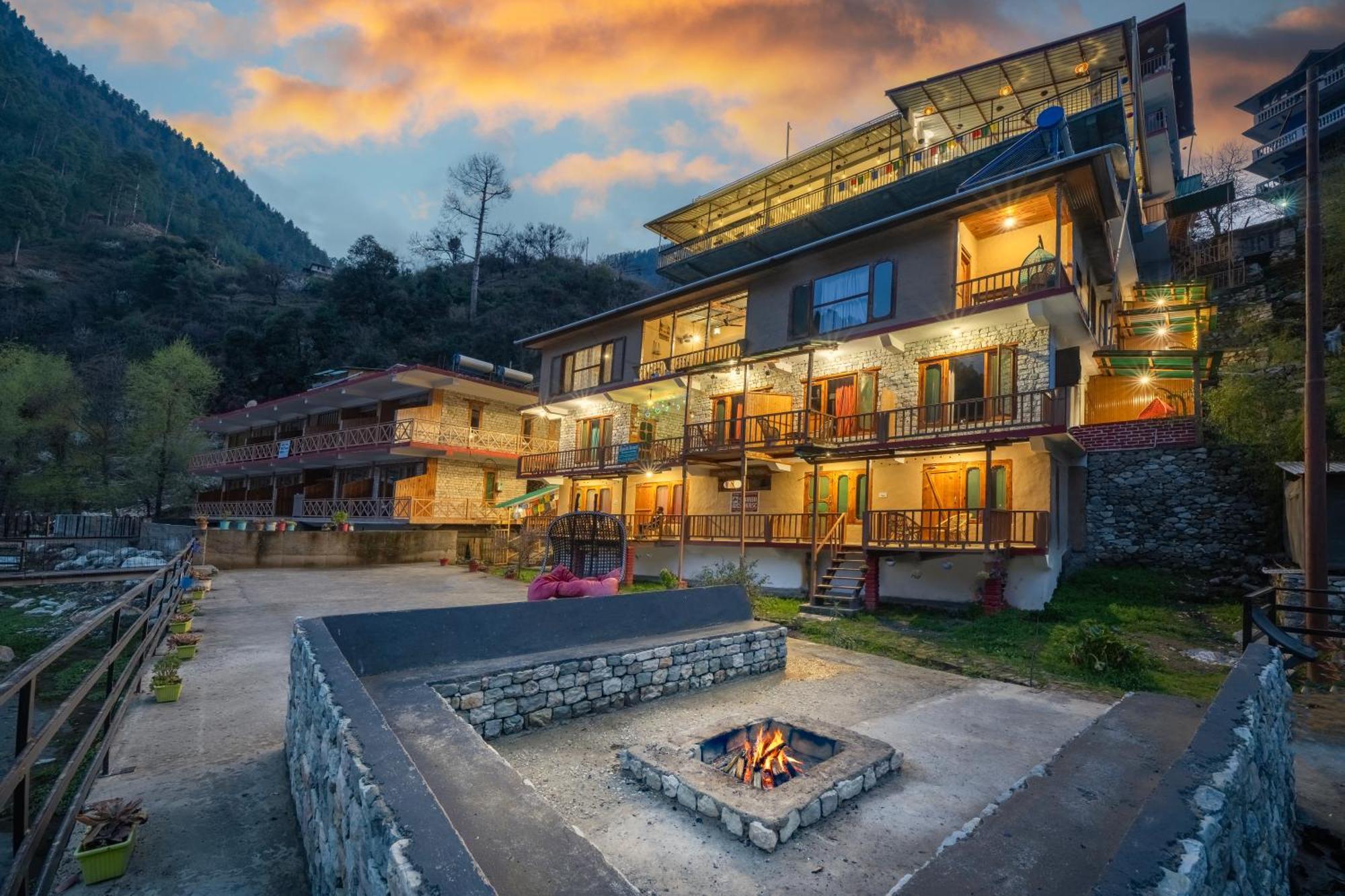 Banjār Sharda Resort-Tirthan Valley מראה חיצוני תמונה